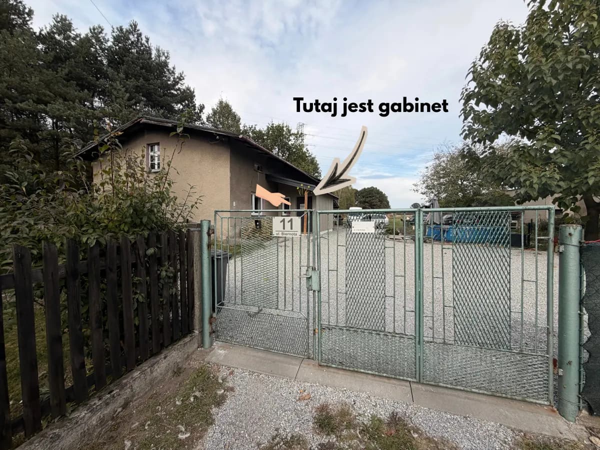 Brama z numerem 11 i budynek gabinetu